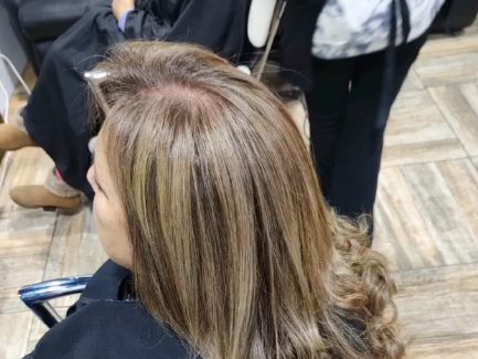 Trabajo de color y mechas en REVIVE
