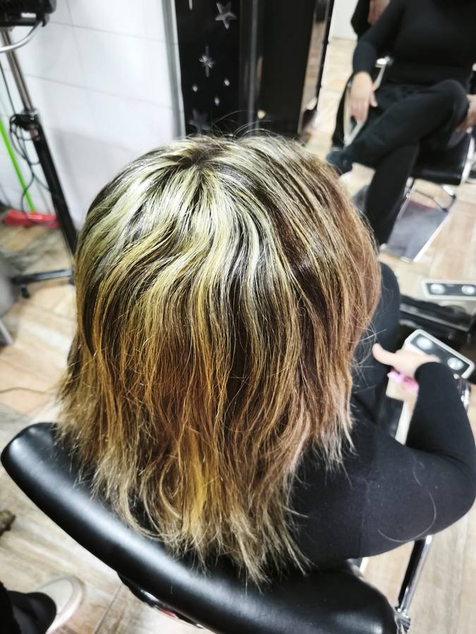 Corrección de color en proceso en REVIVE, mechas en distintas etapas de tono